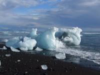 Wellen schlagen an Eisberge am Jökulsárlón Strand